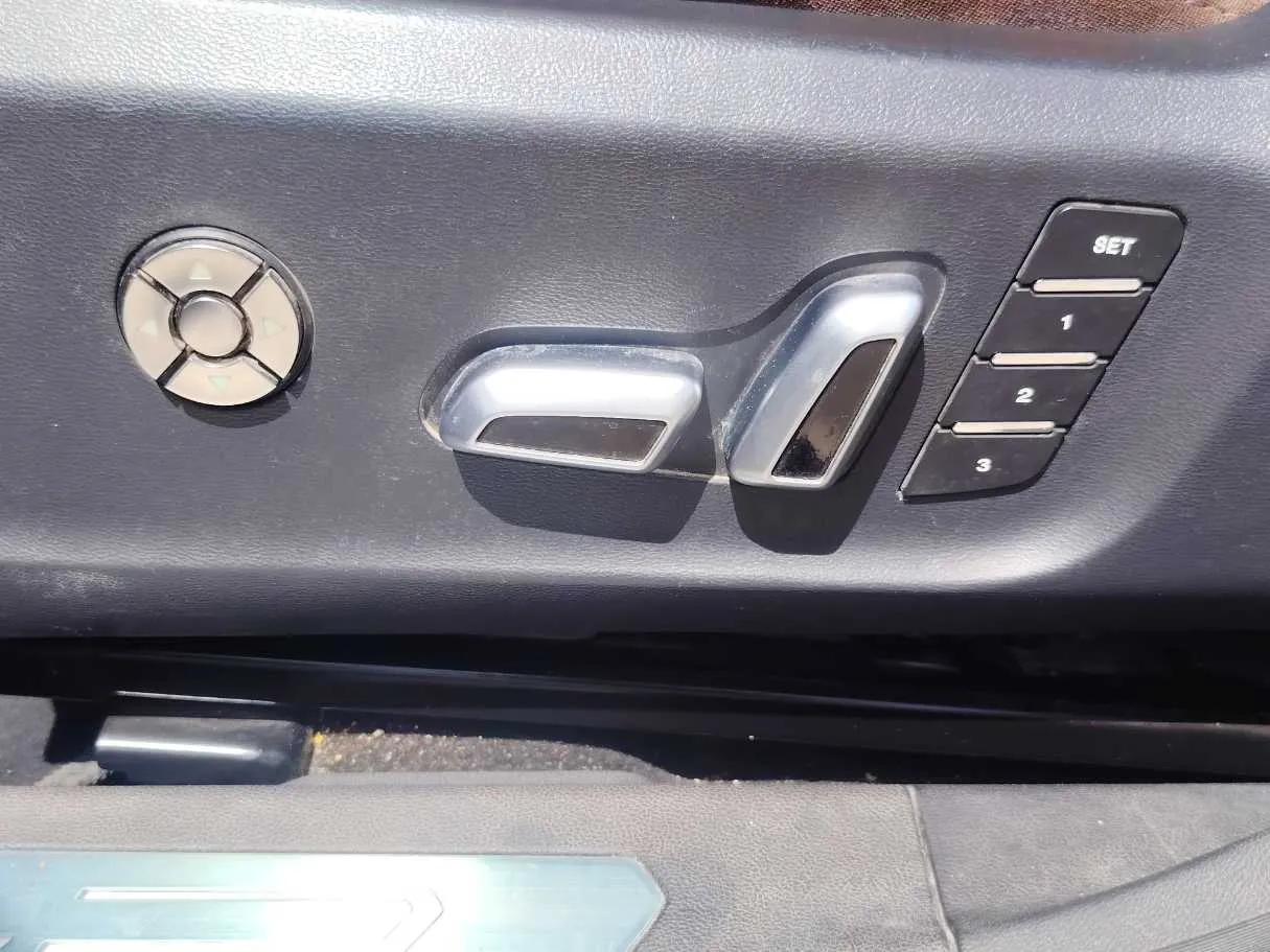 Car image 27