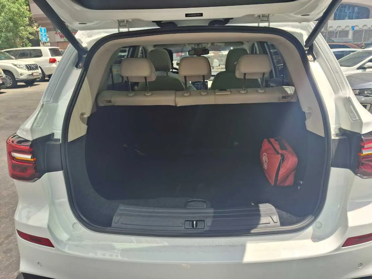 Car image 19