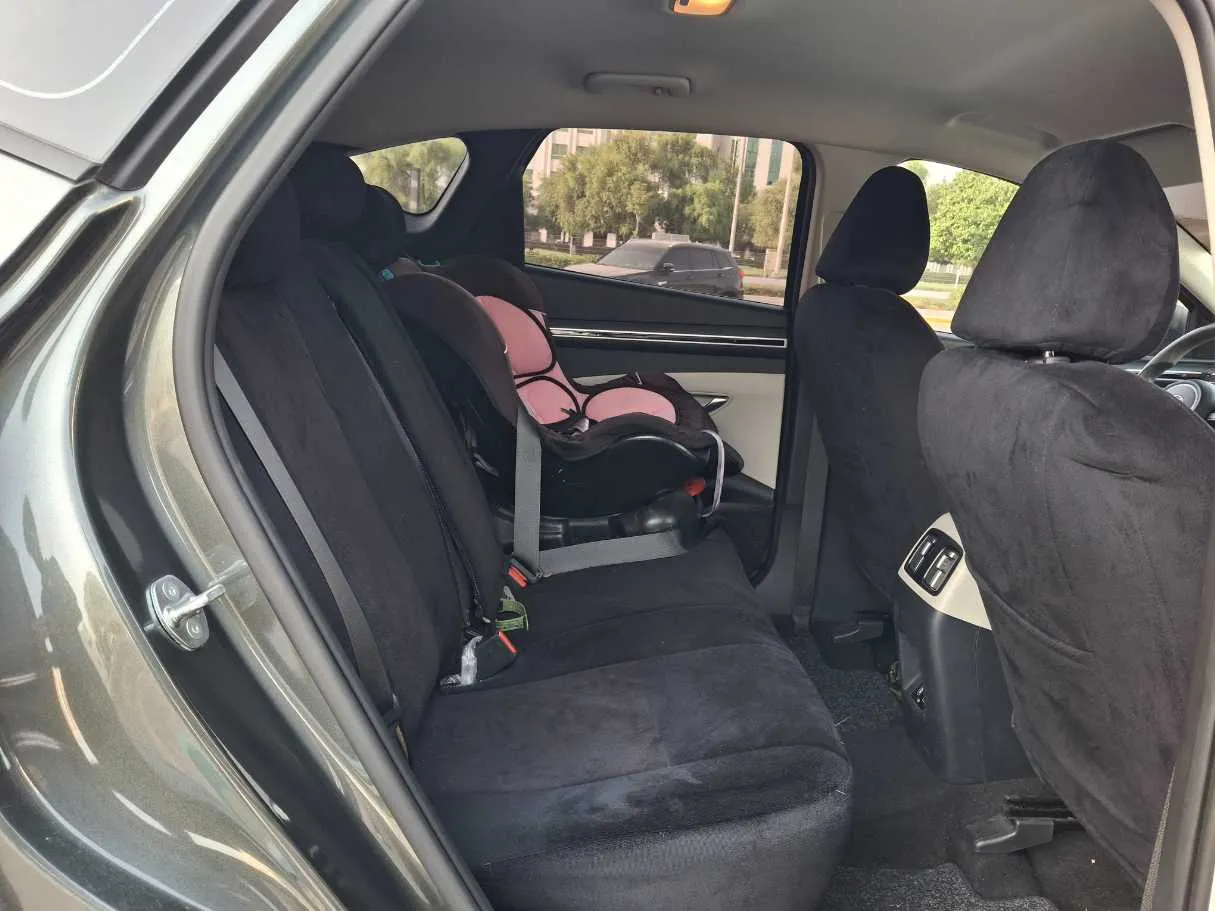 Car image 13