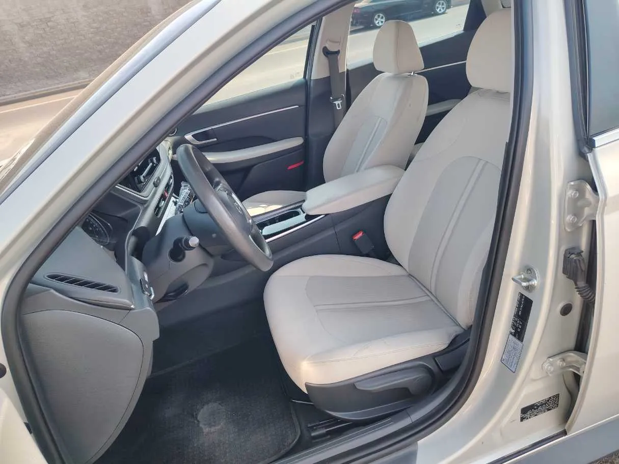 Car image 12