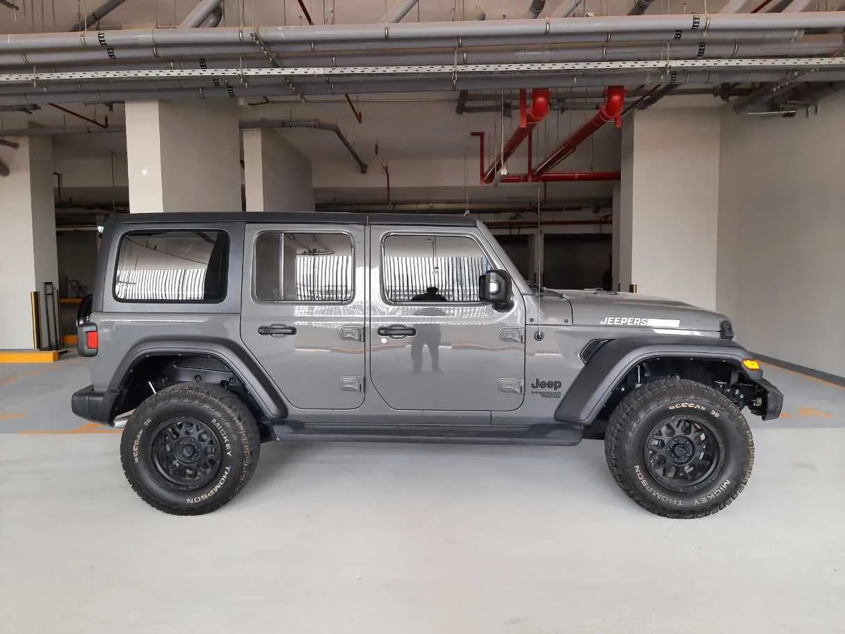 Car image 8