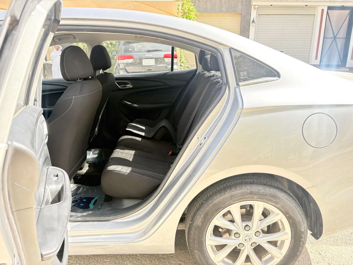Car image 15