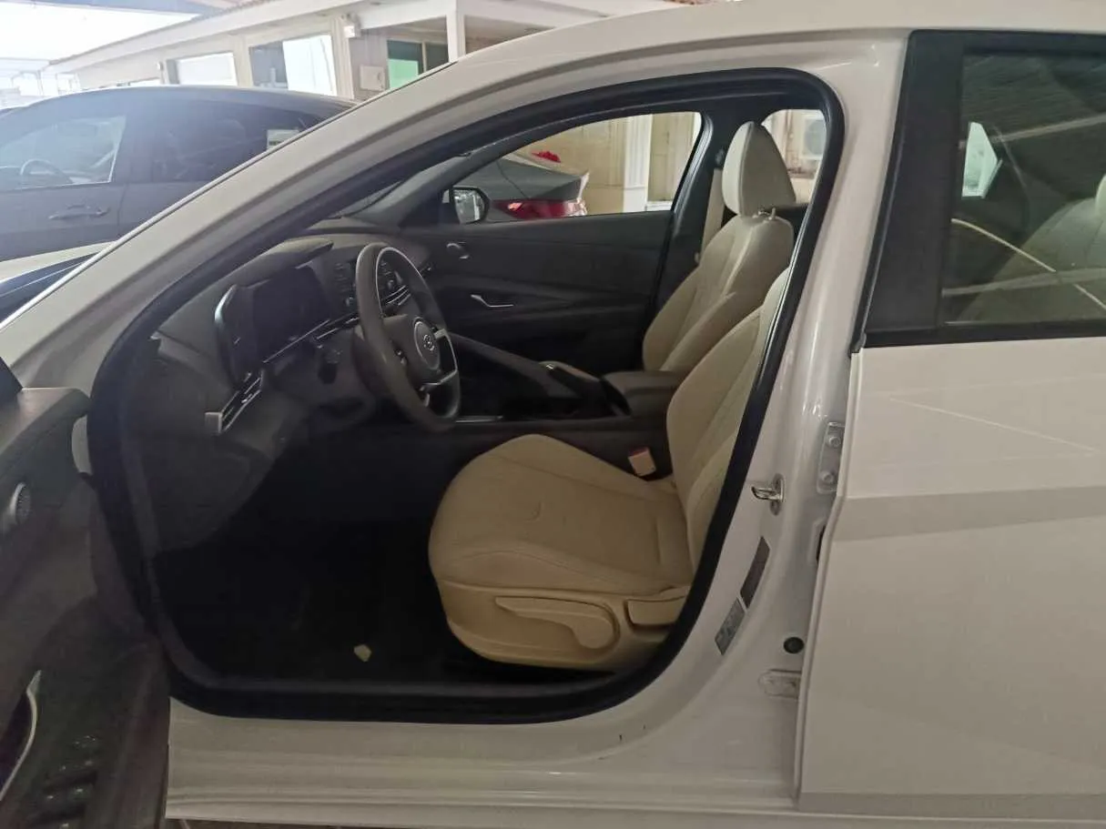 Car image 11