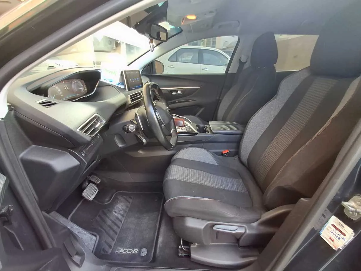Car image 12