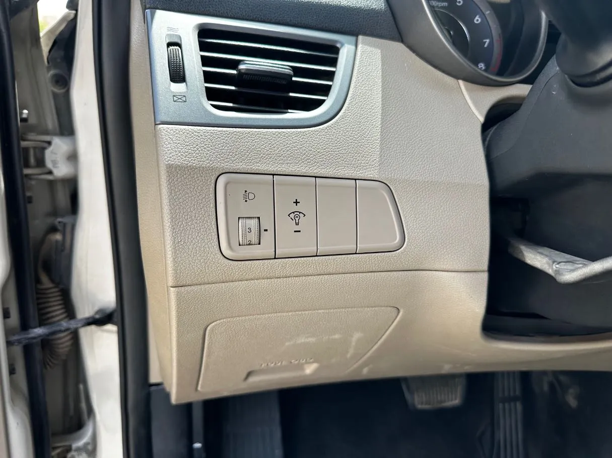 Car image 25