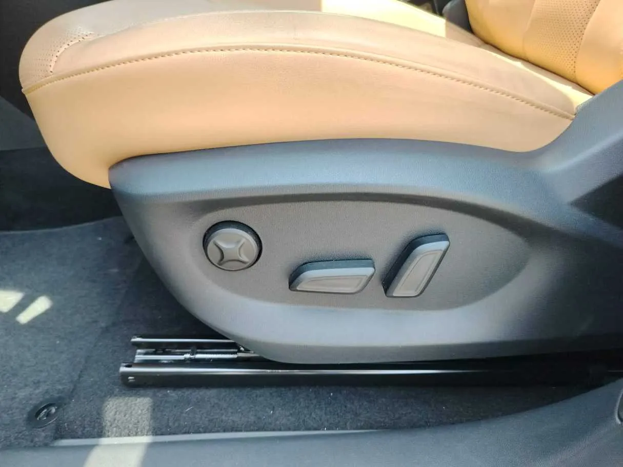 Car image 34