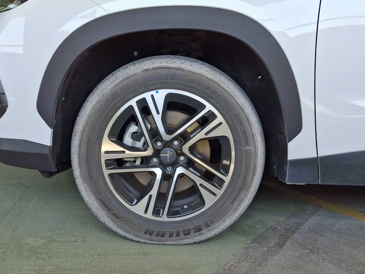 Car image 9