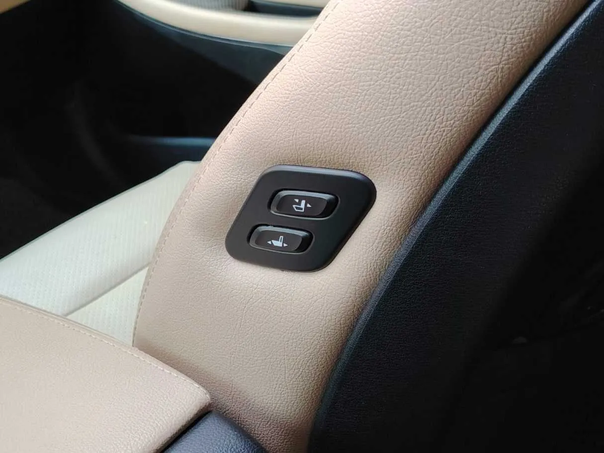 Car image 37