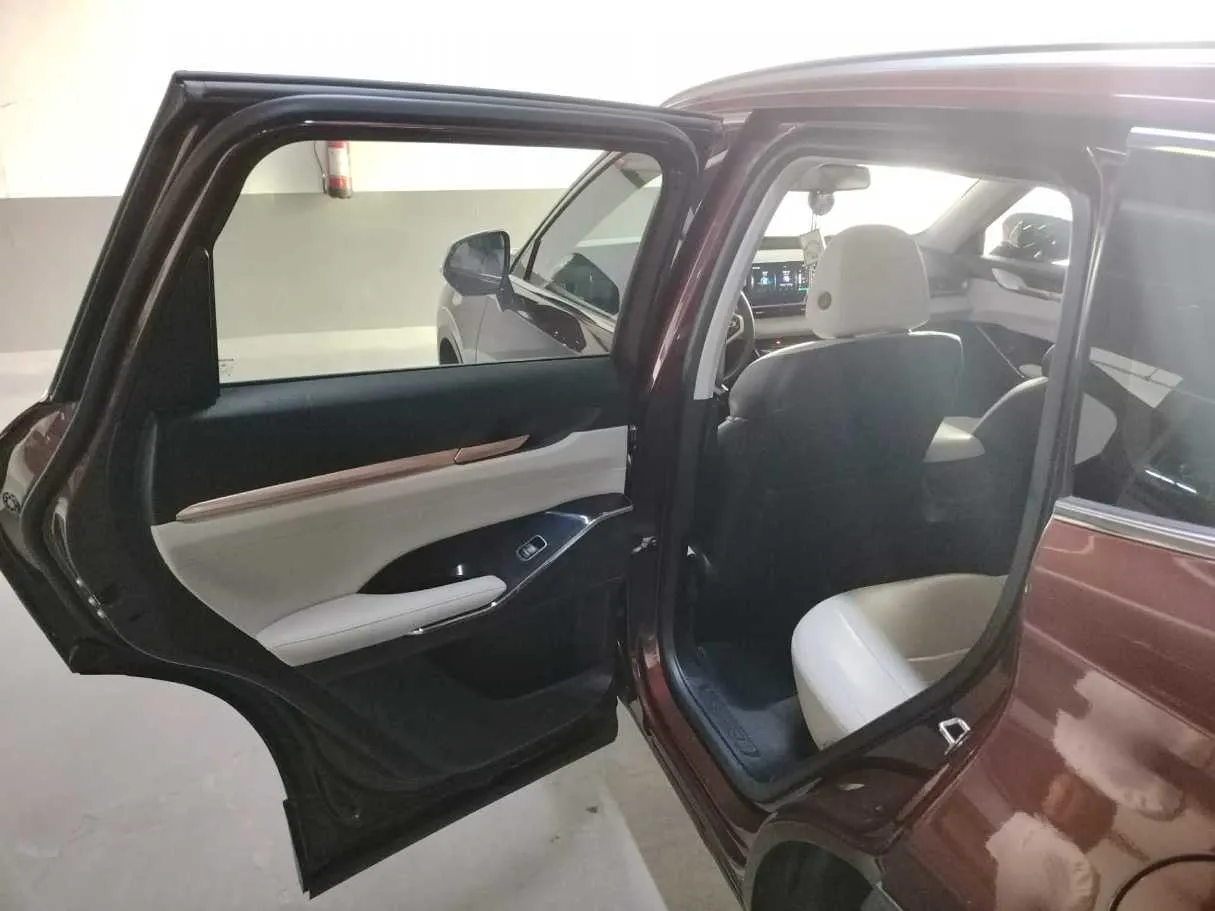 Car image 17
