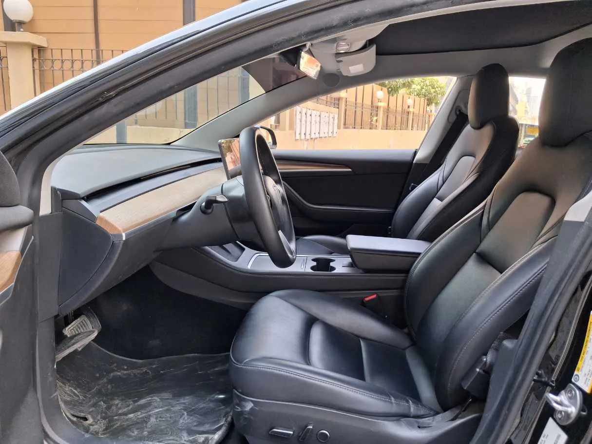 Car image 12