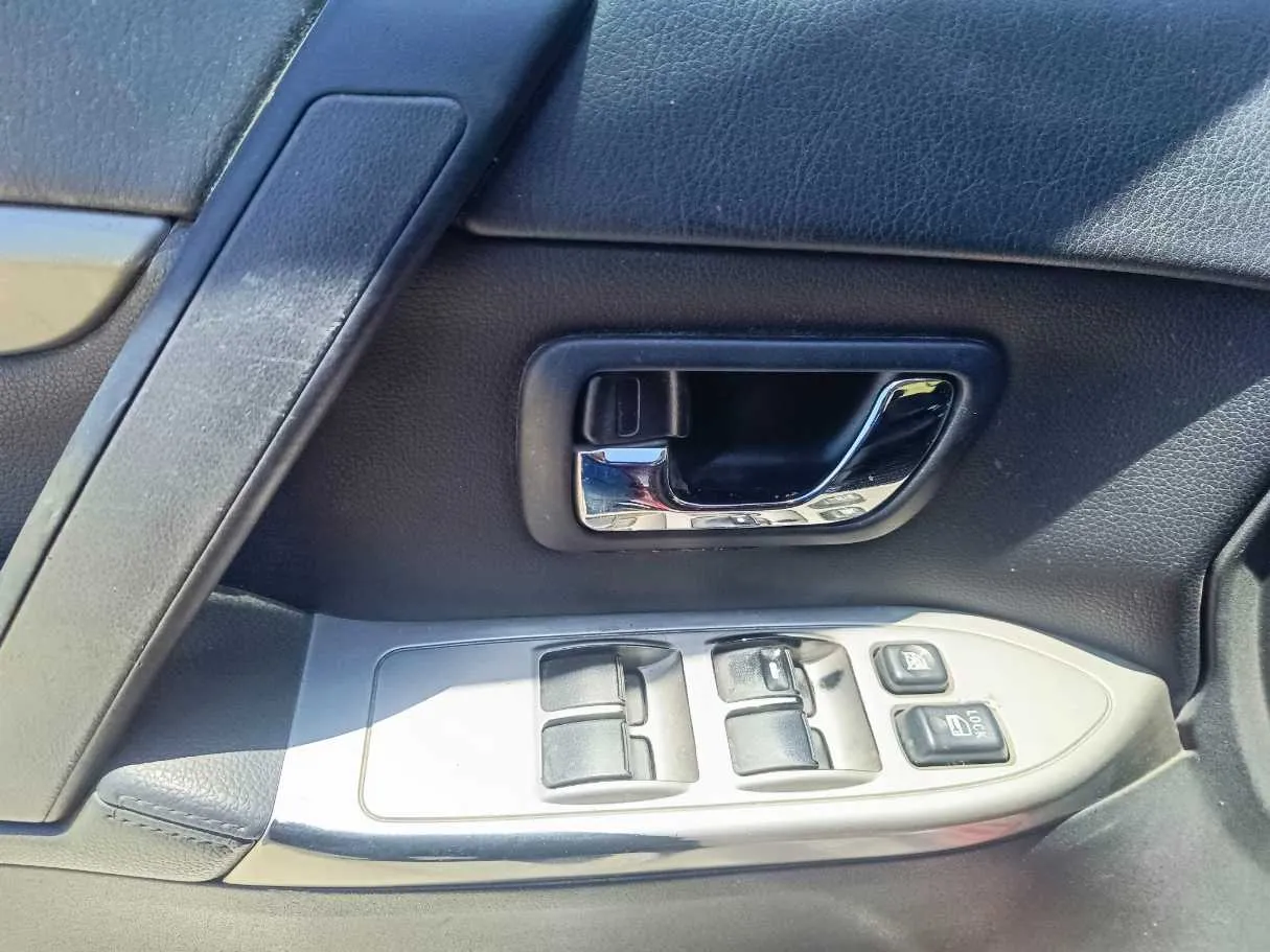 Car image 30