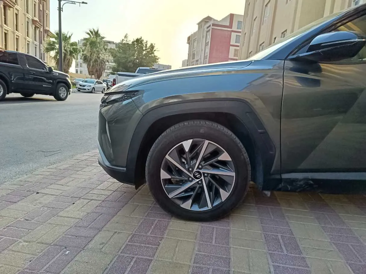 Car image 9