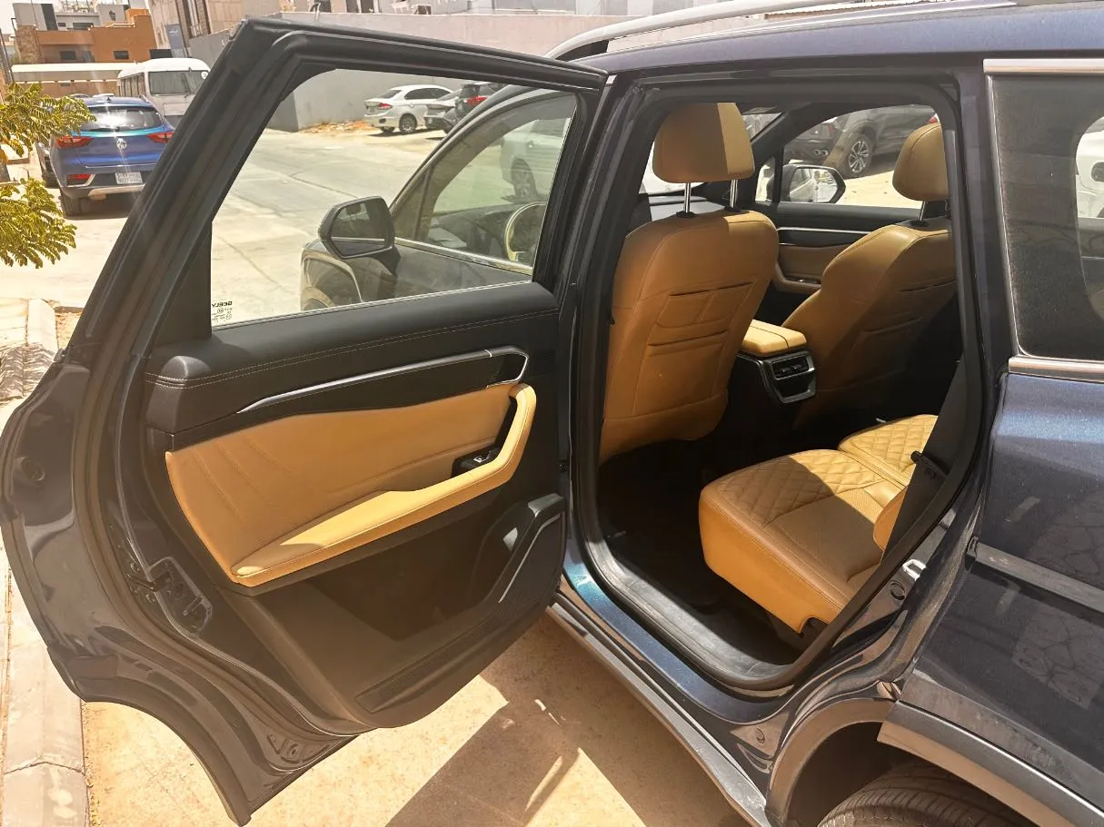 Car image 13