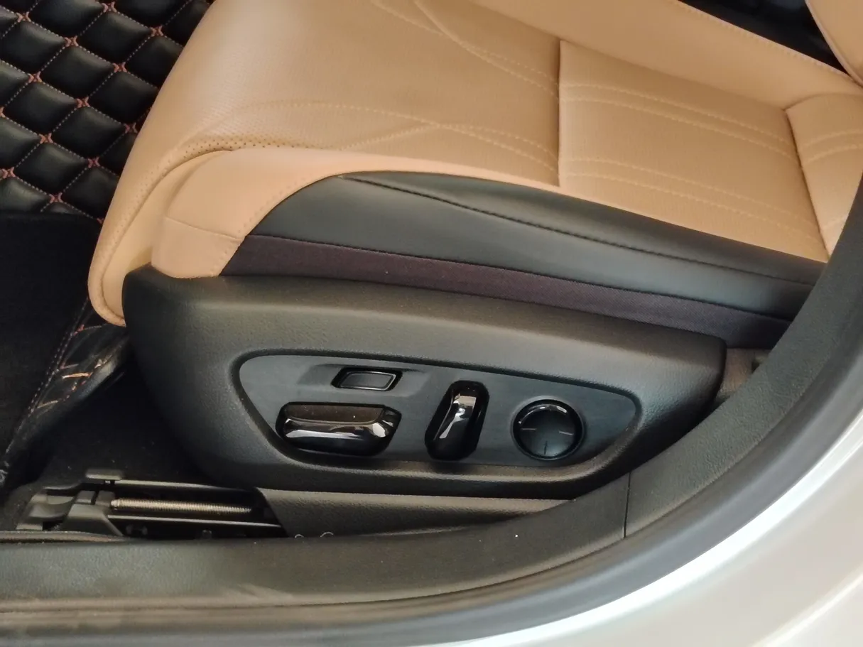 Car image 37