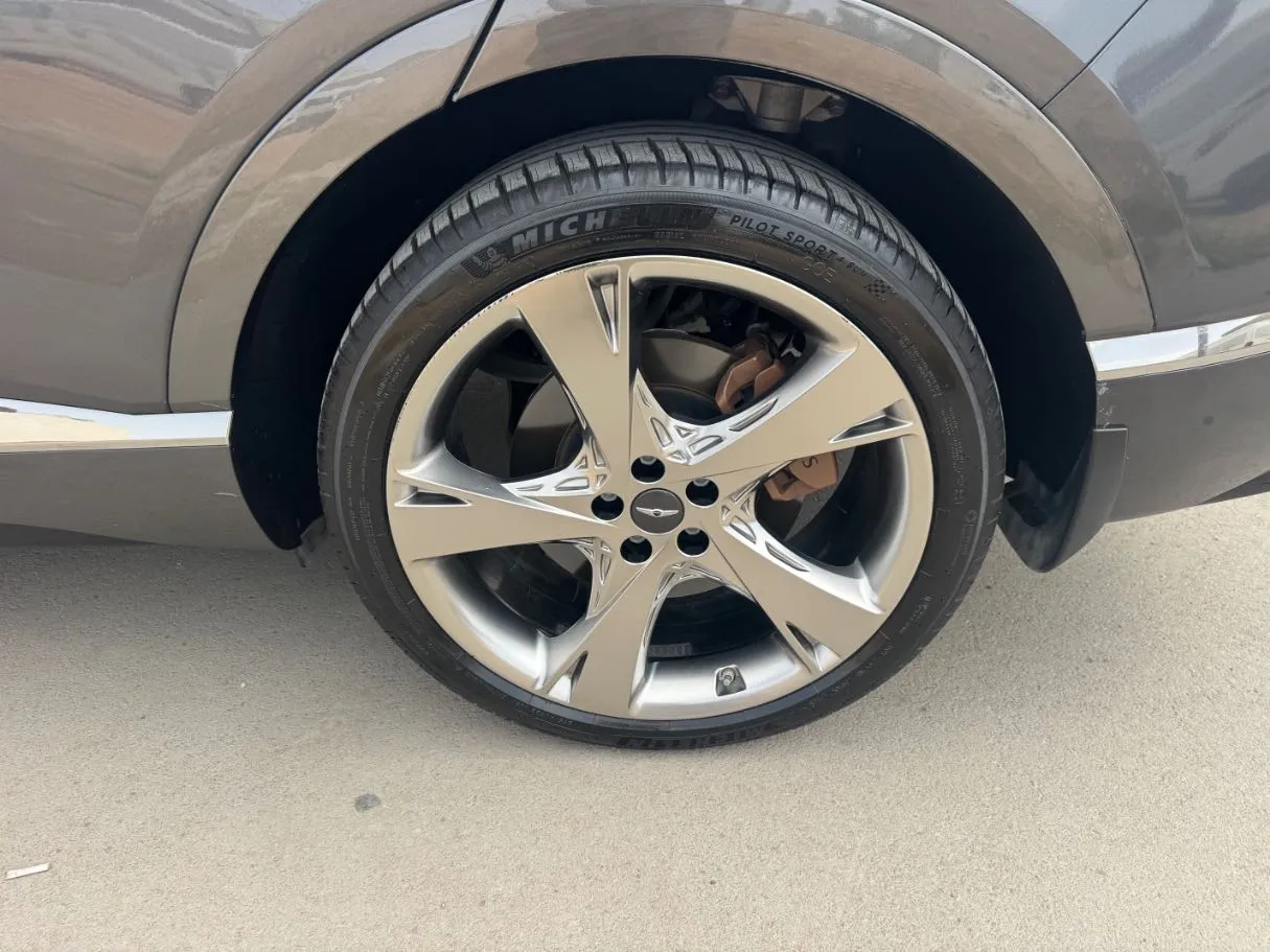 Car image 9