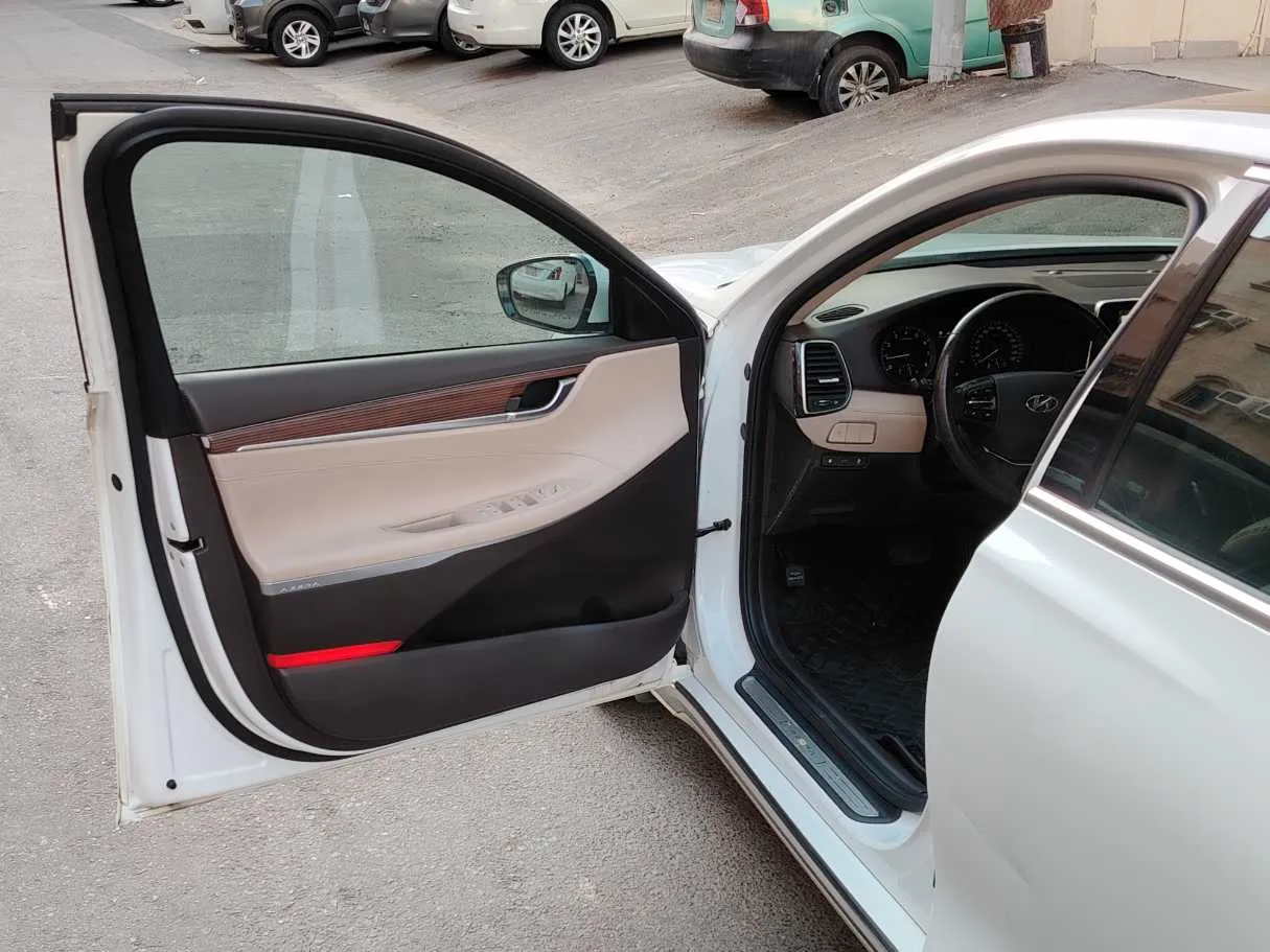 Car image 11
