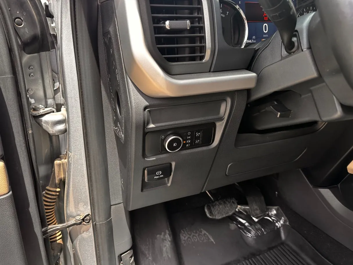 Car image 28