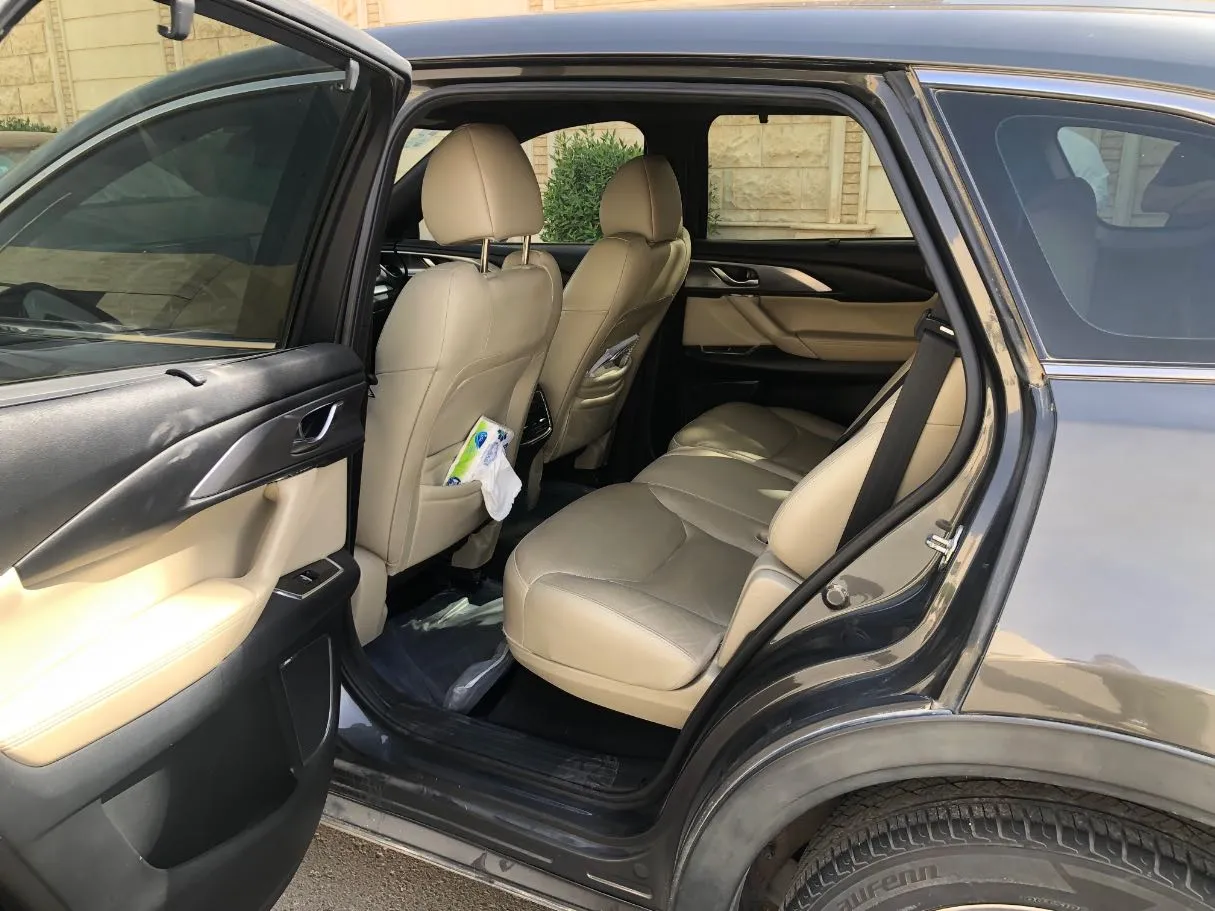 Car image 12