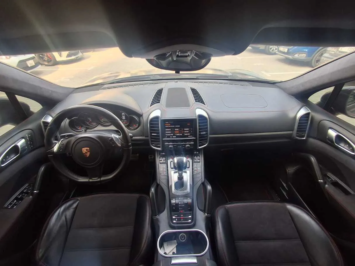 Car image 14