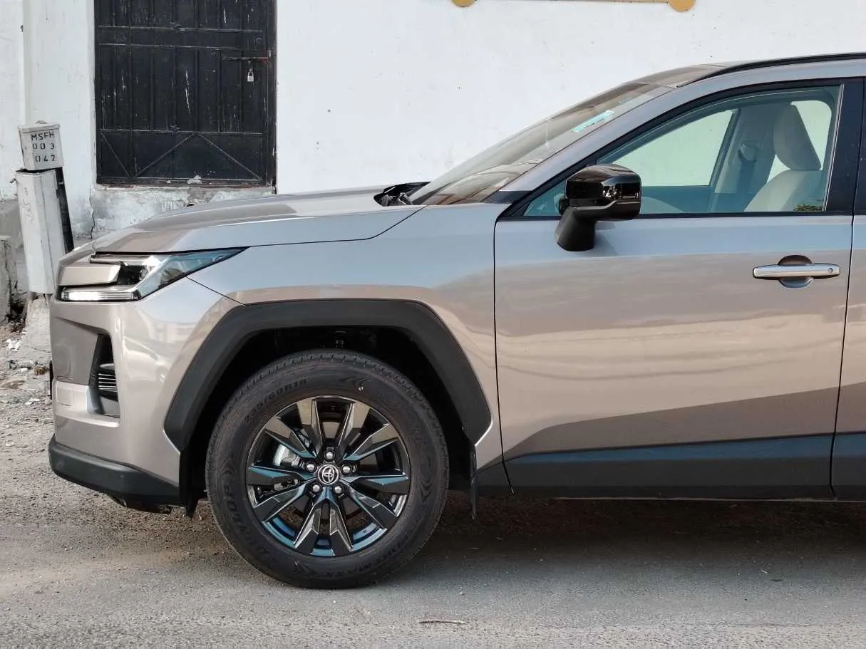 Car image 9