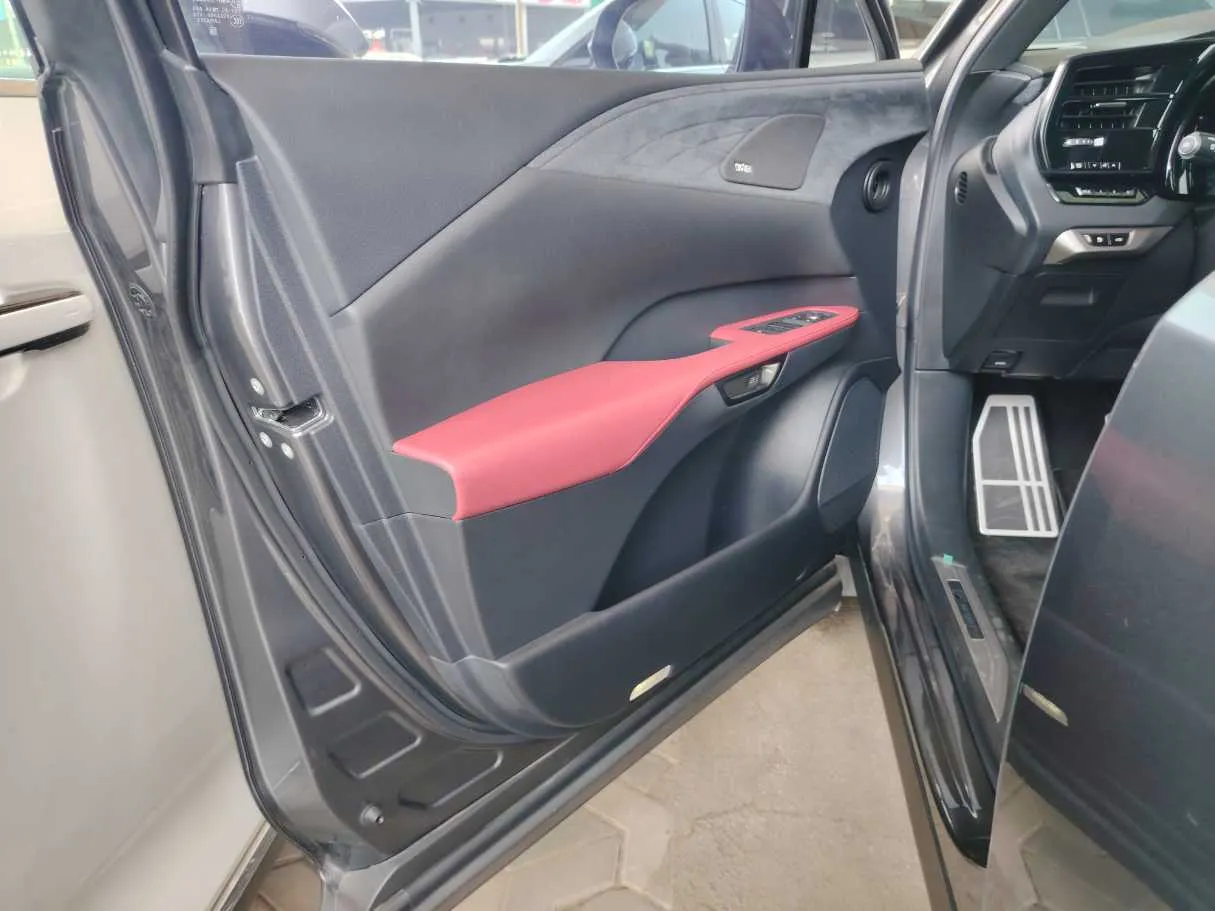 Car image 13