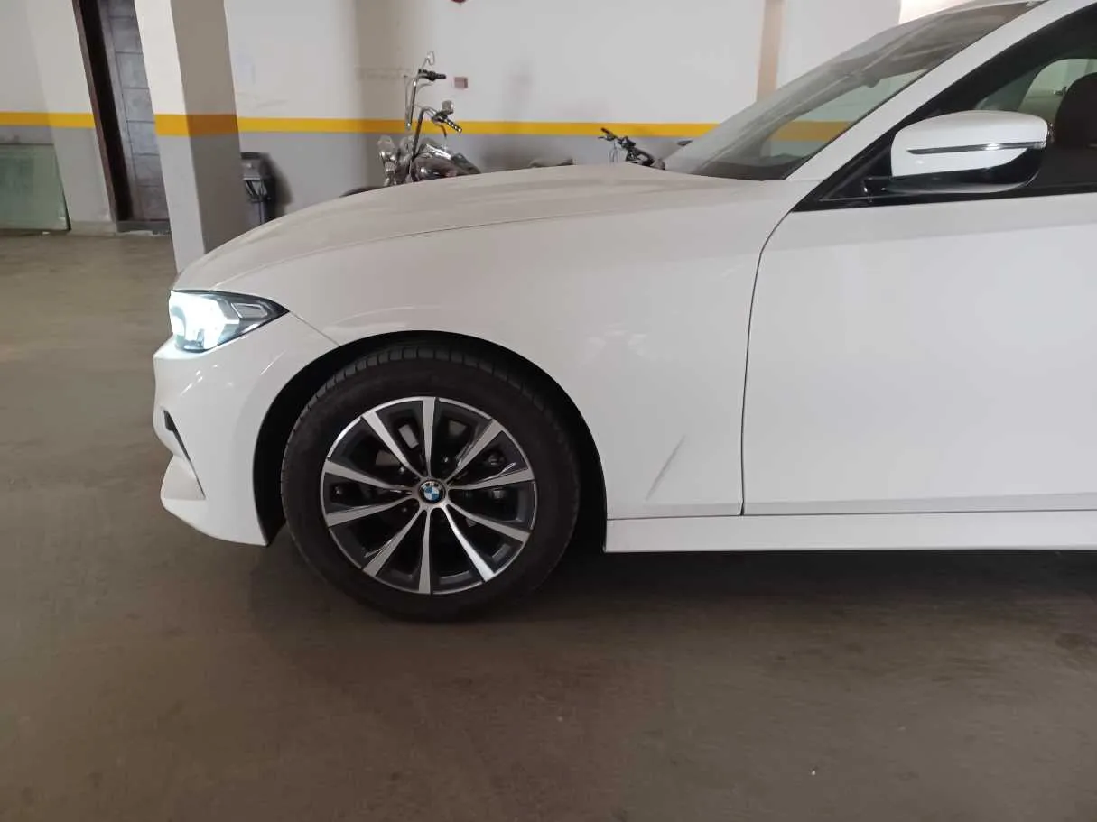 Car image 9
