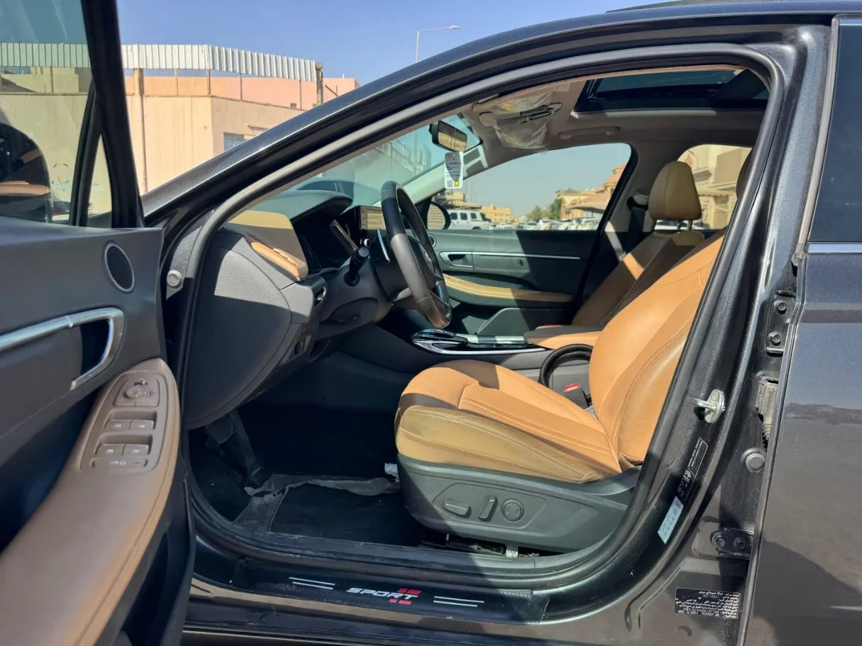 Car image 11