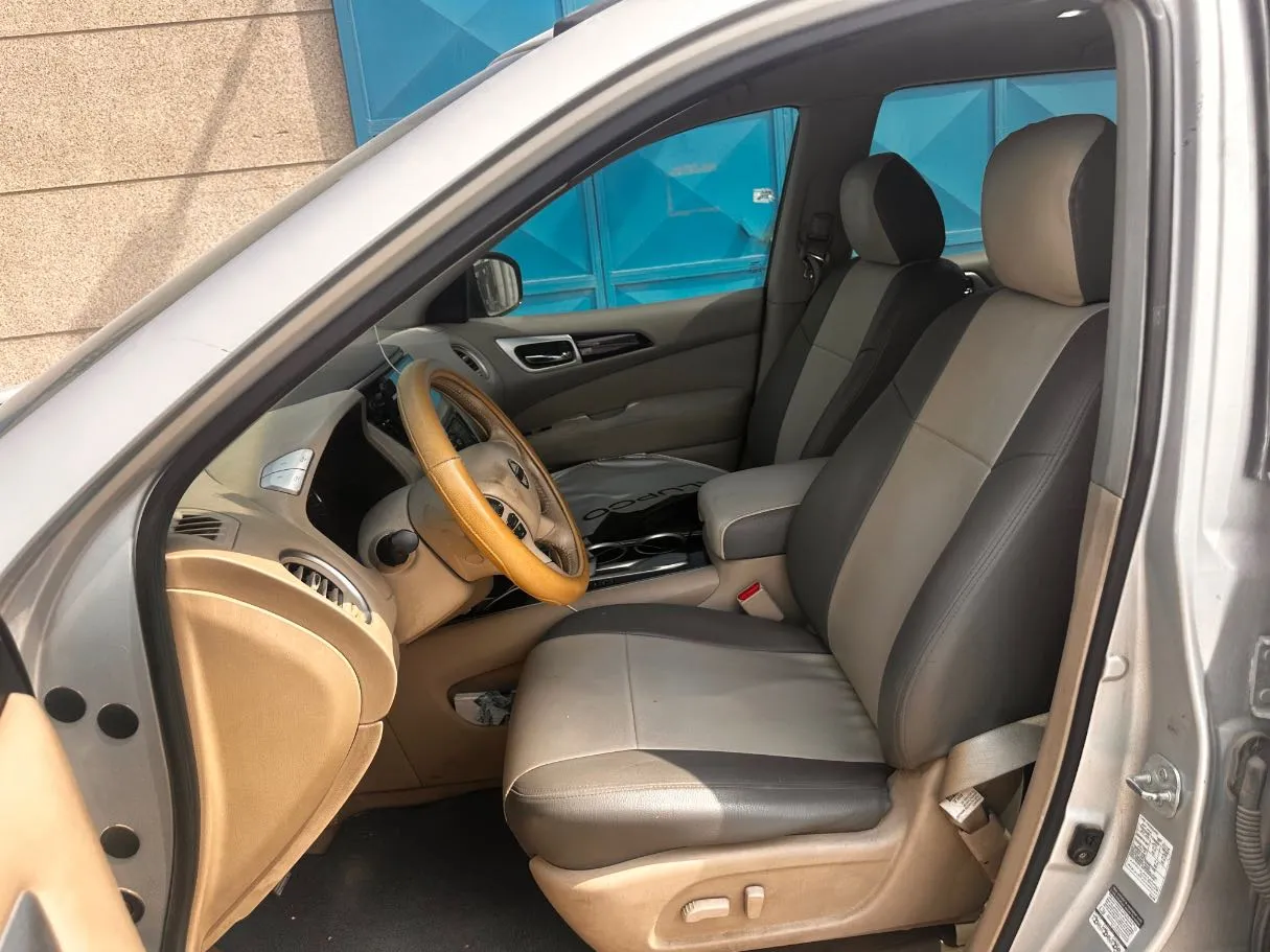 Car image 12