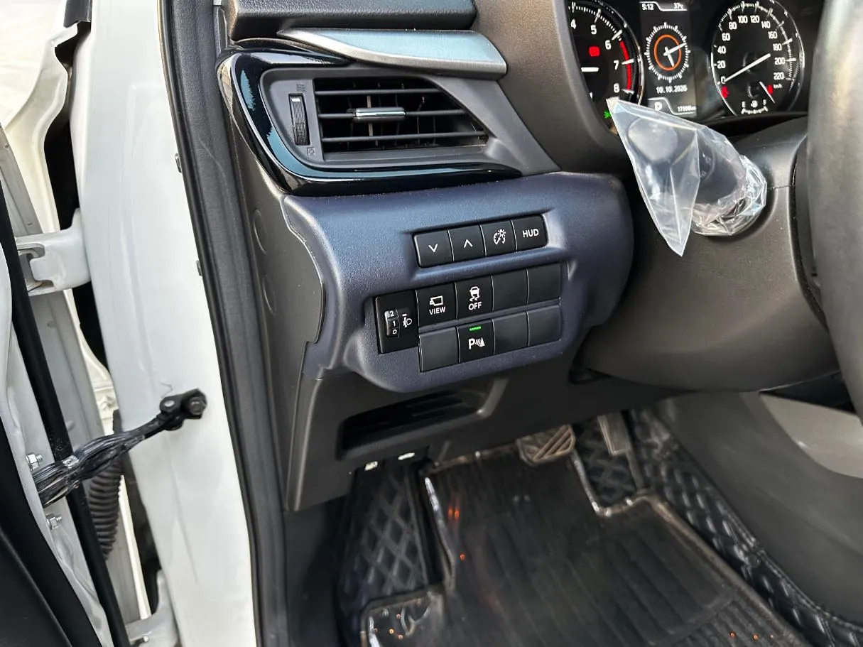 Car image 25