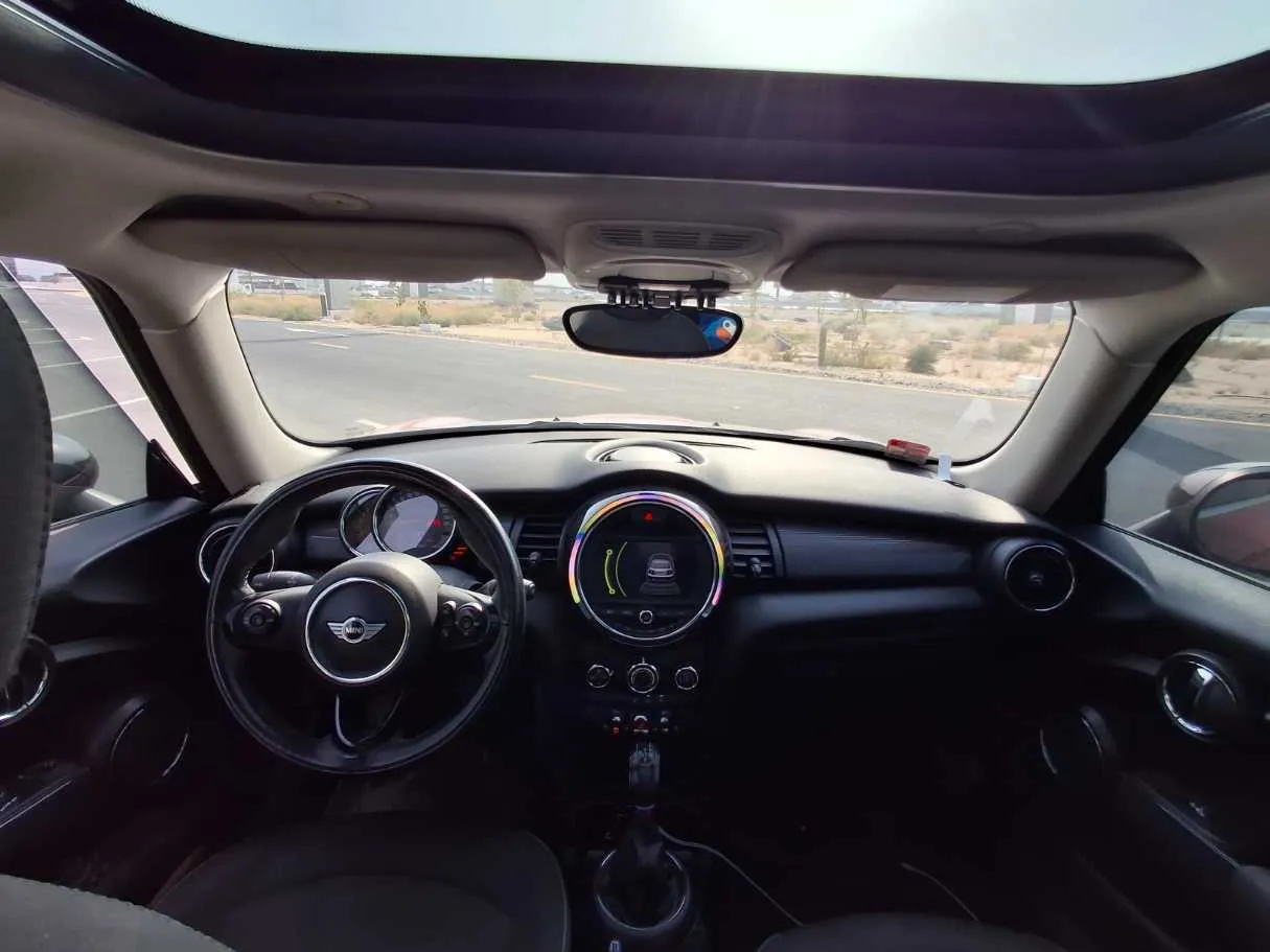 Car image 14