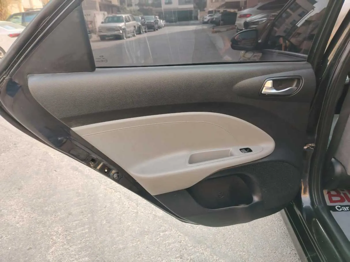 Car image 17
