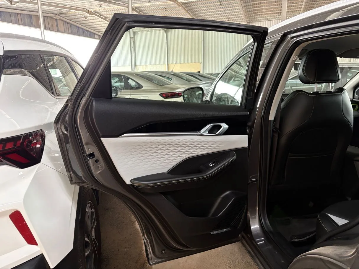 Car image 16
