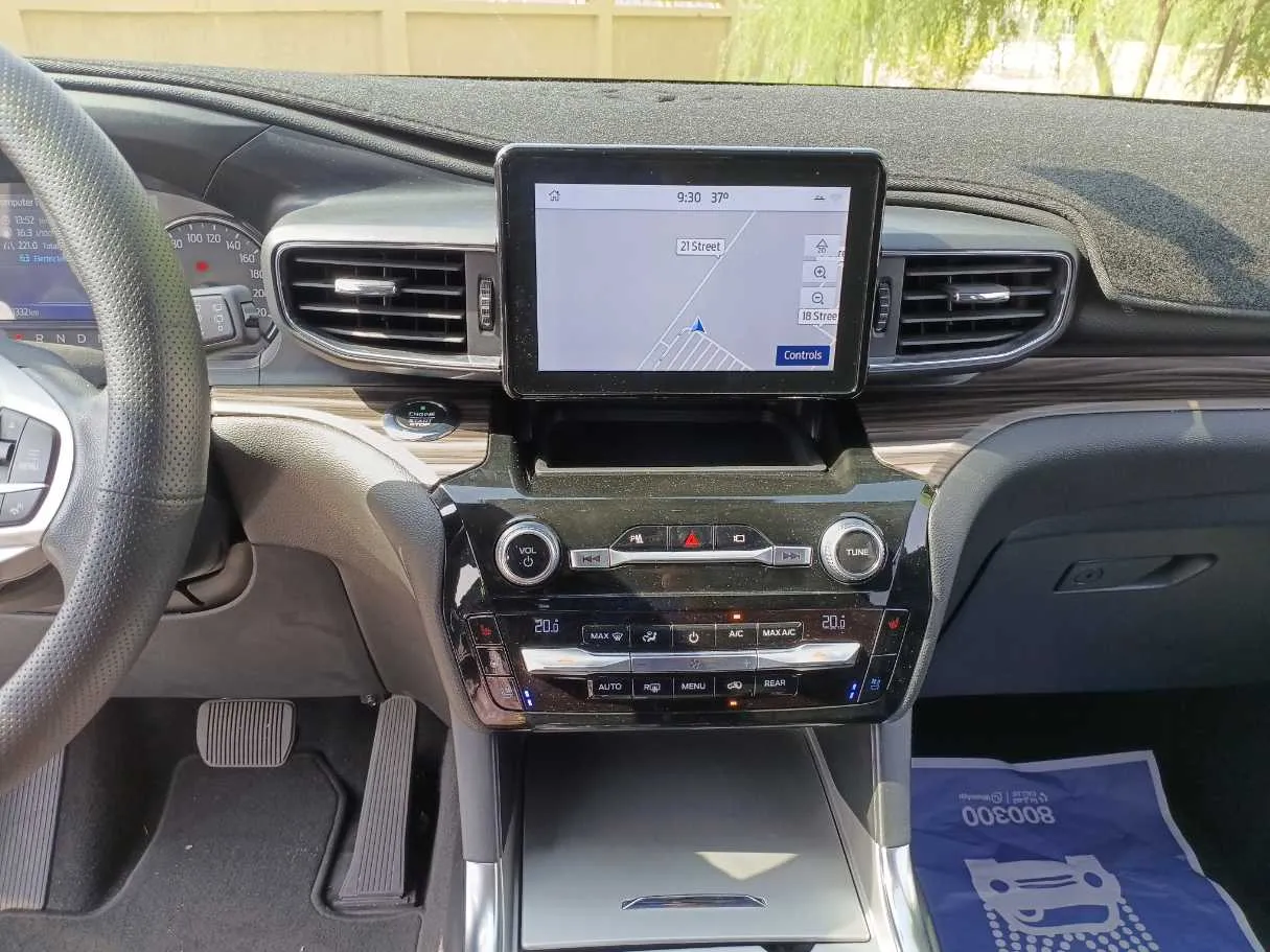 Car image 18