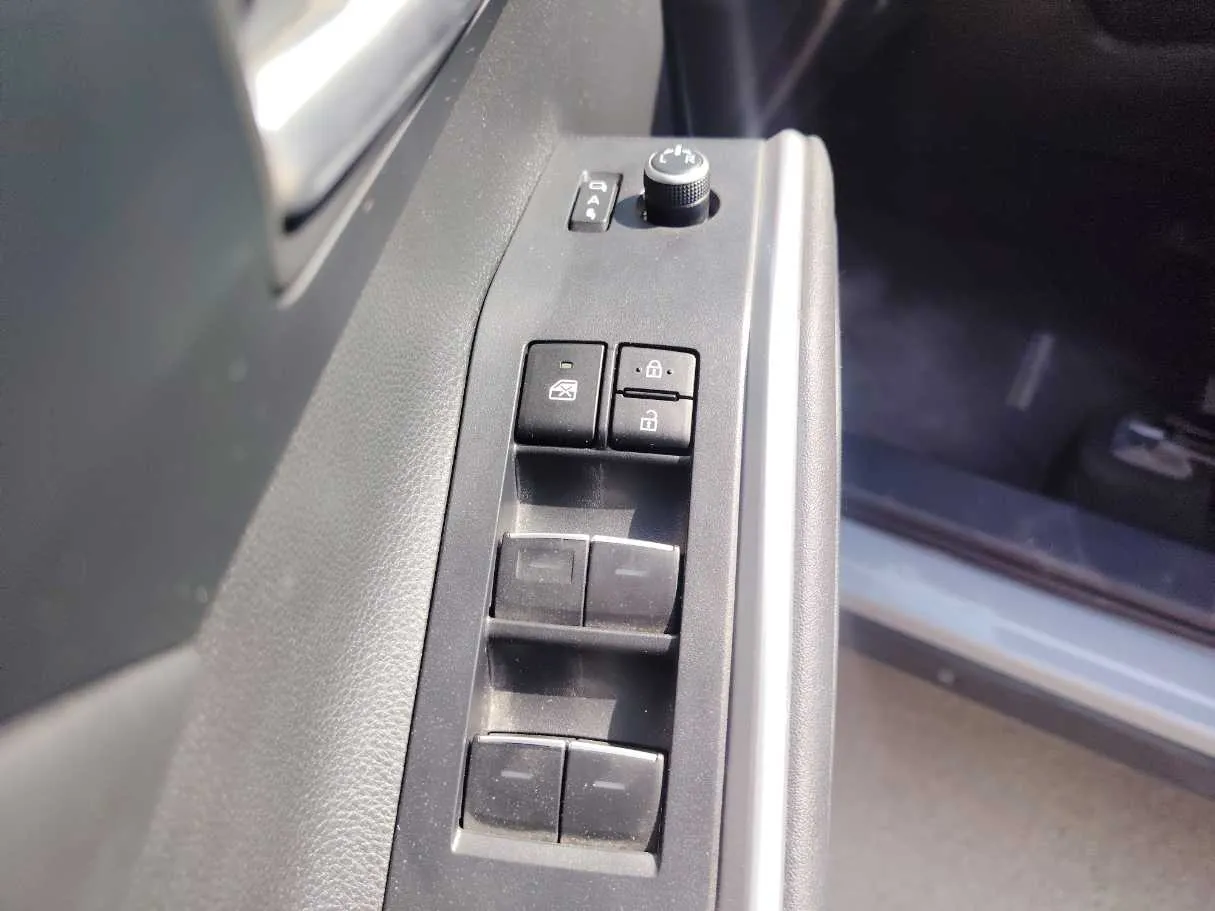Car image 30