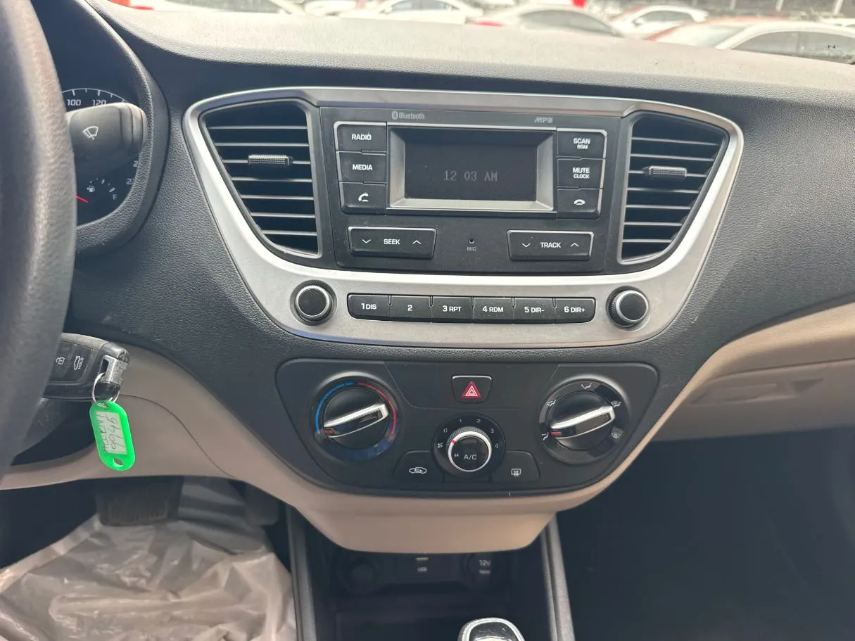 Car image 16