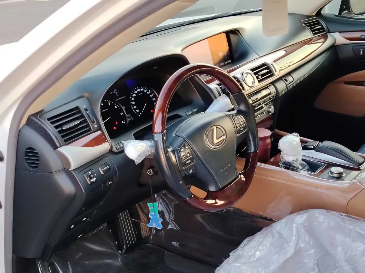 Car image 12