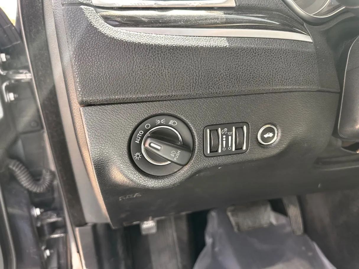 Car image 24