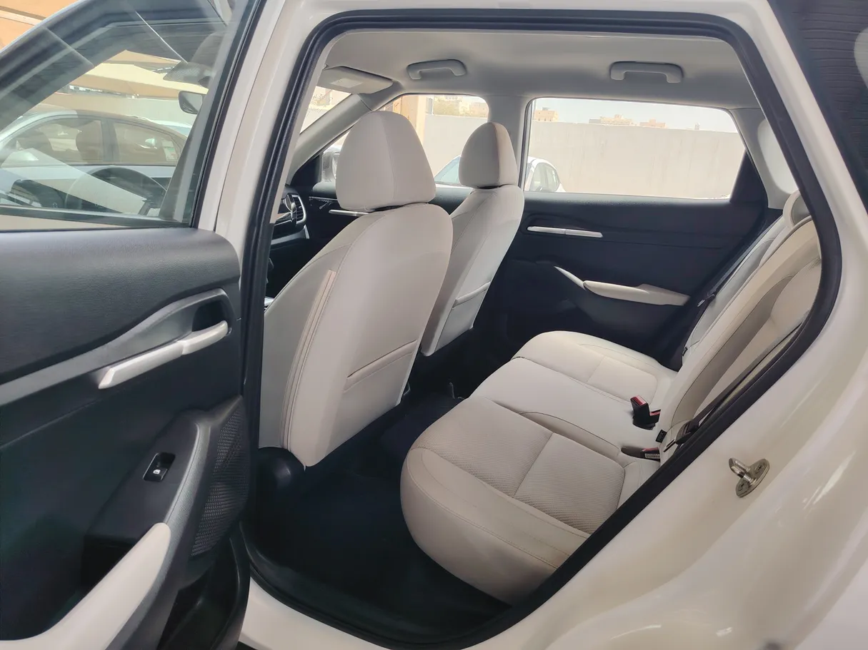 Car image 16