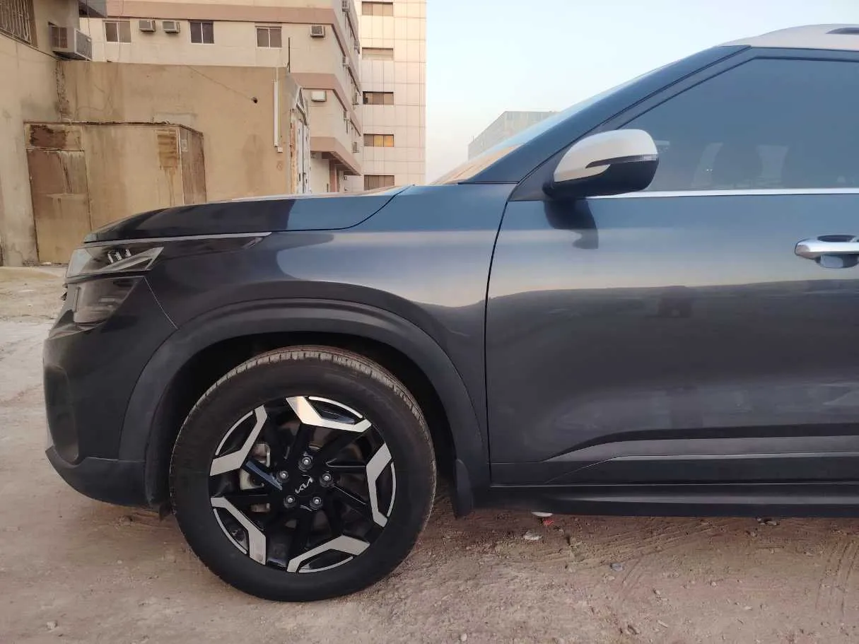 Car image 9