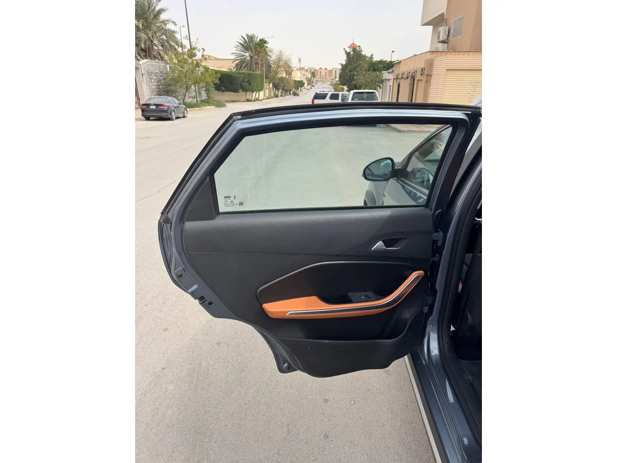 Car image 9