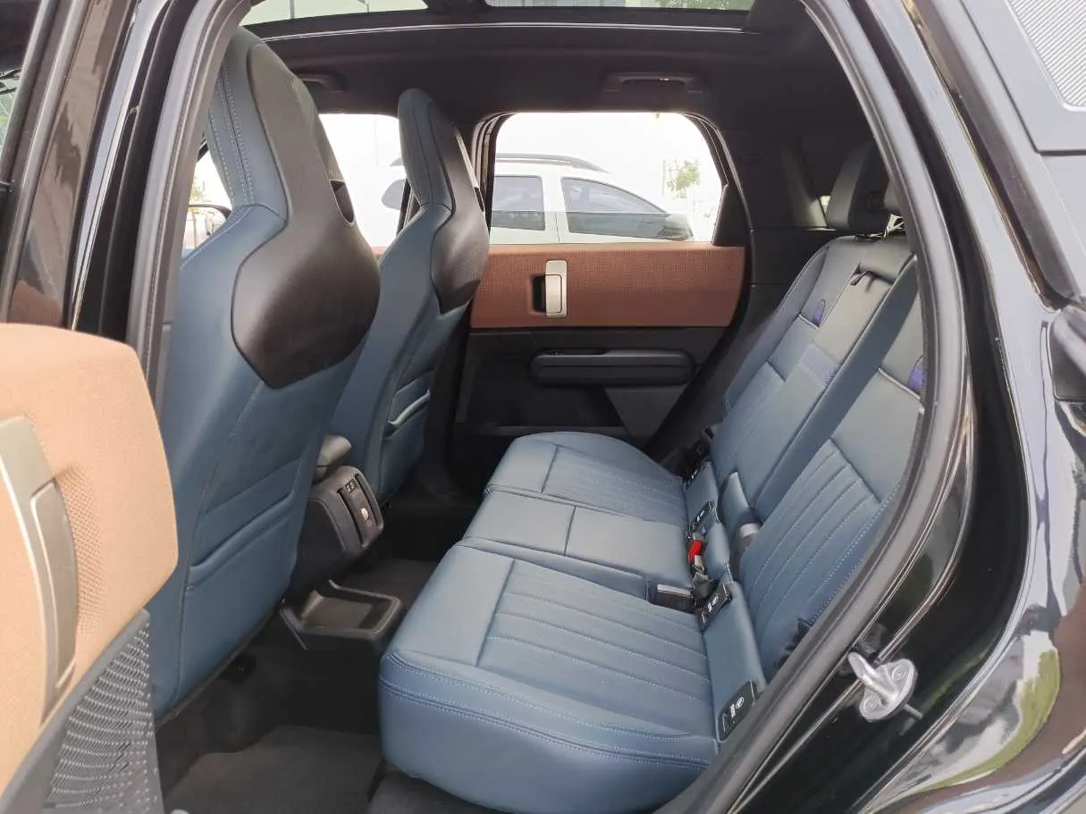 Car image 13