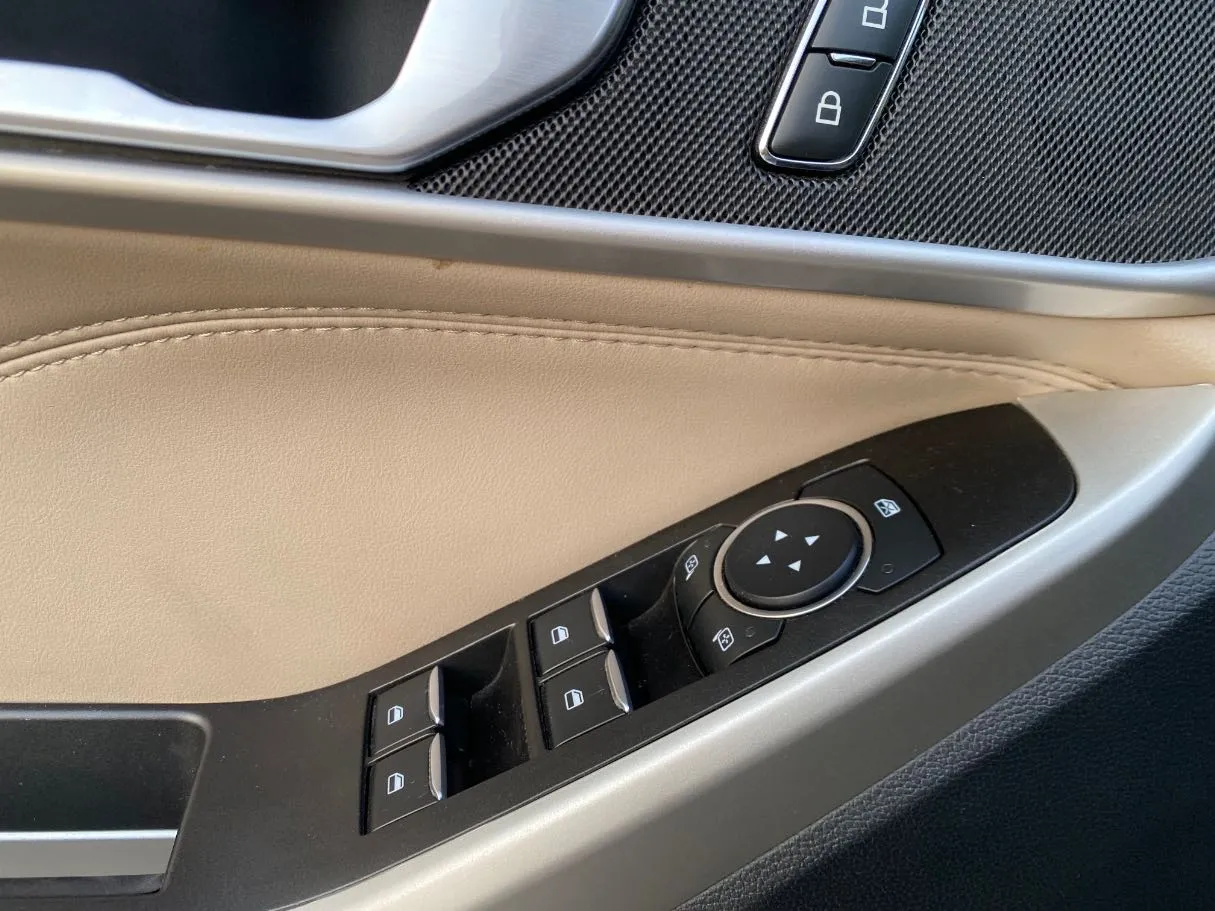 Car image 27