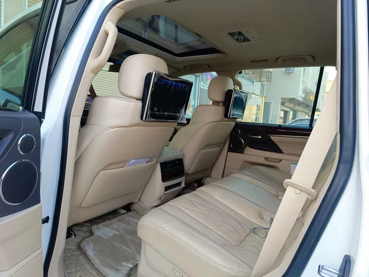 Car image 17