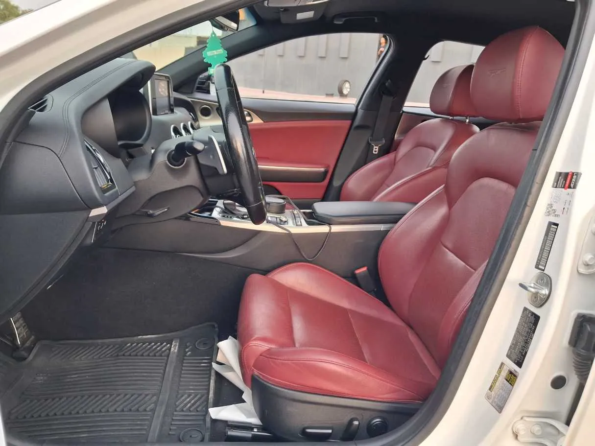 Car image 12