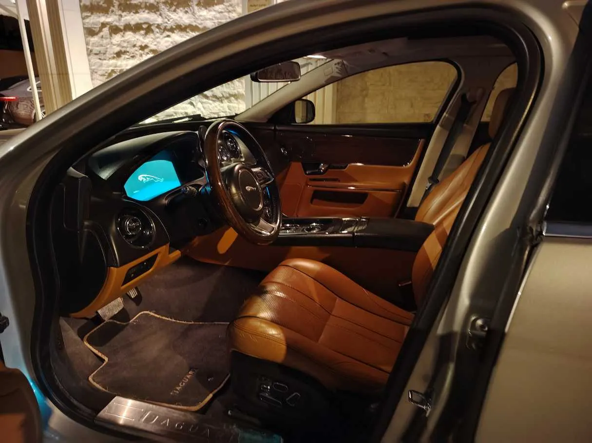 Car image 18