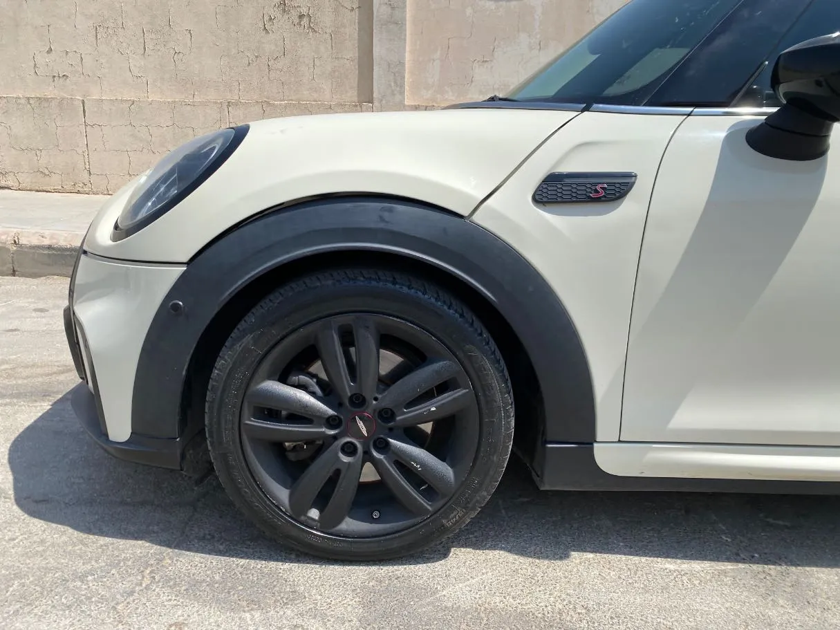 Car image 12