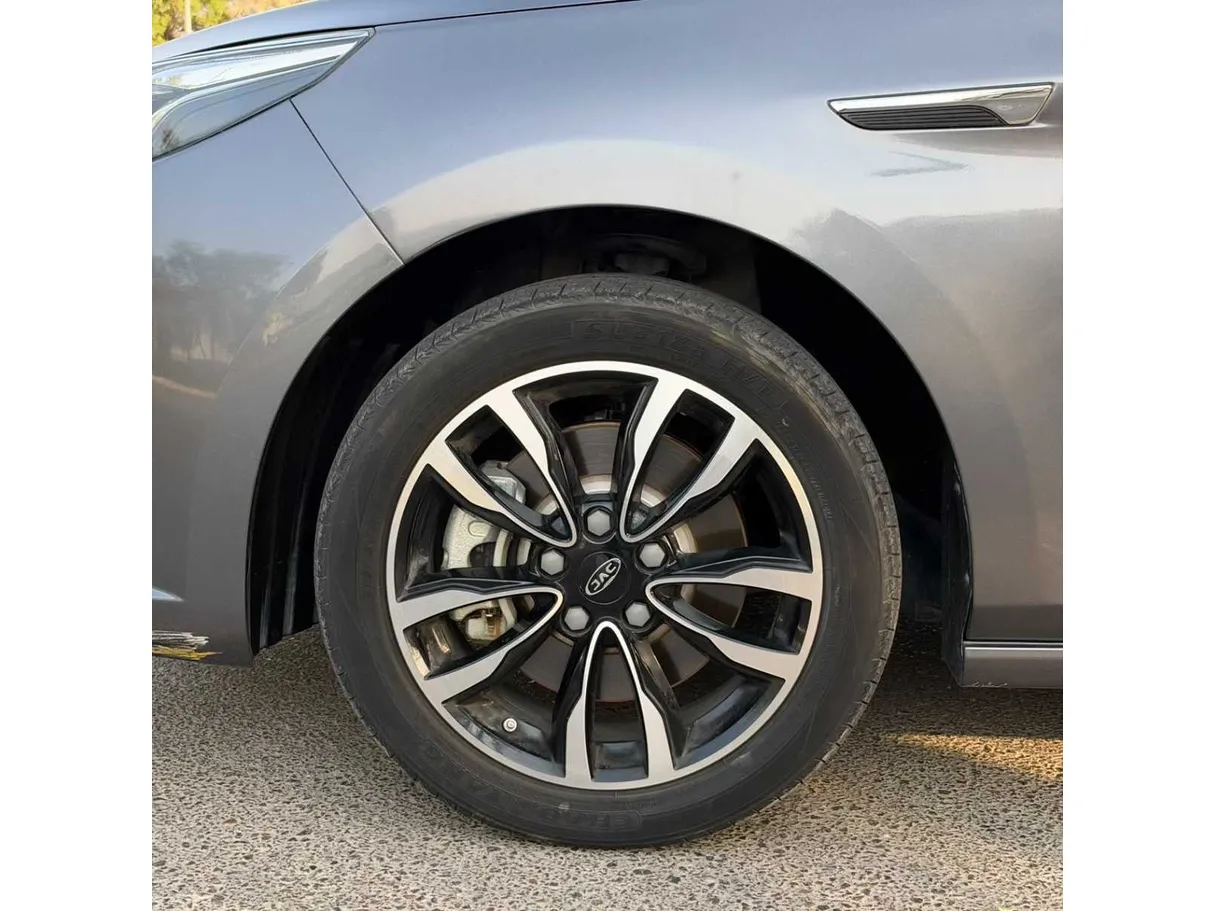 Car image 9