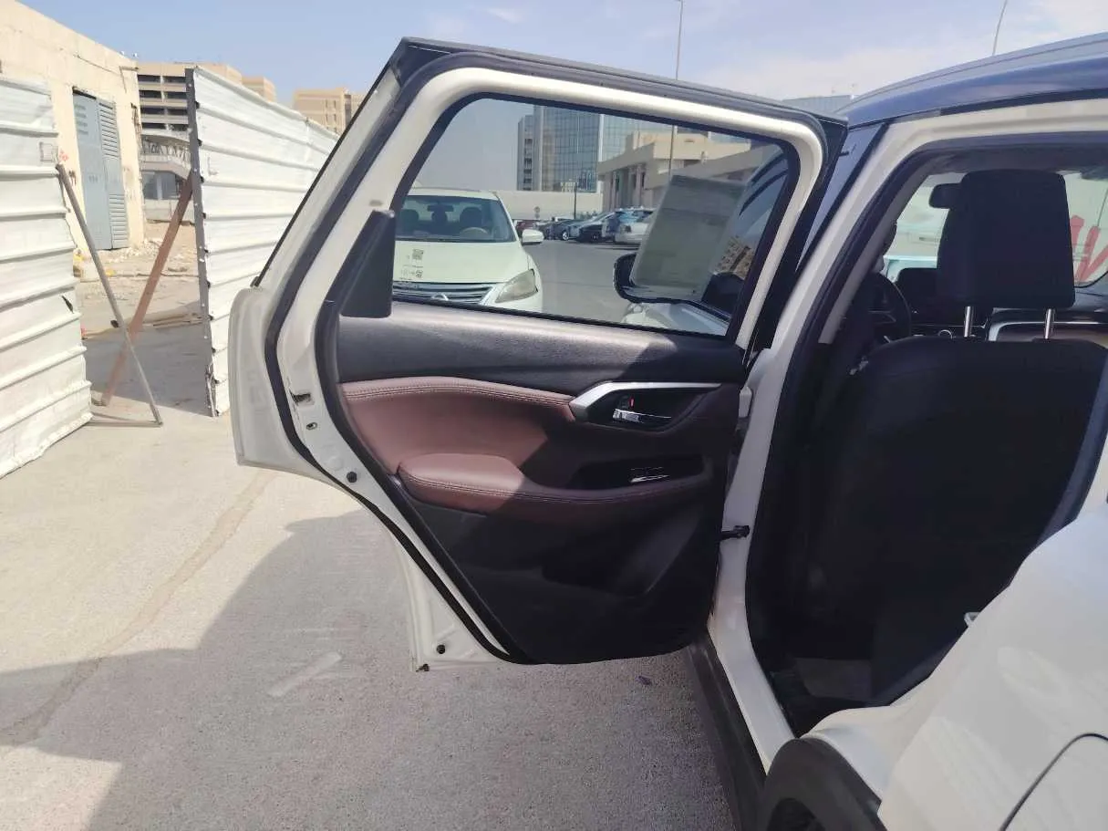 Car image 14