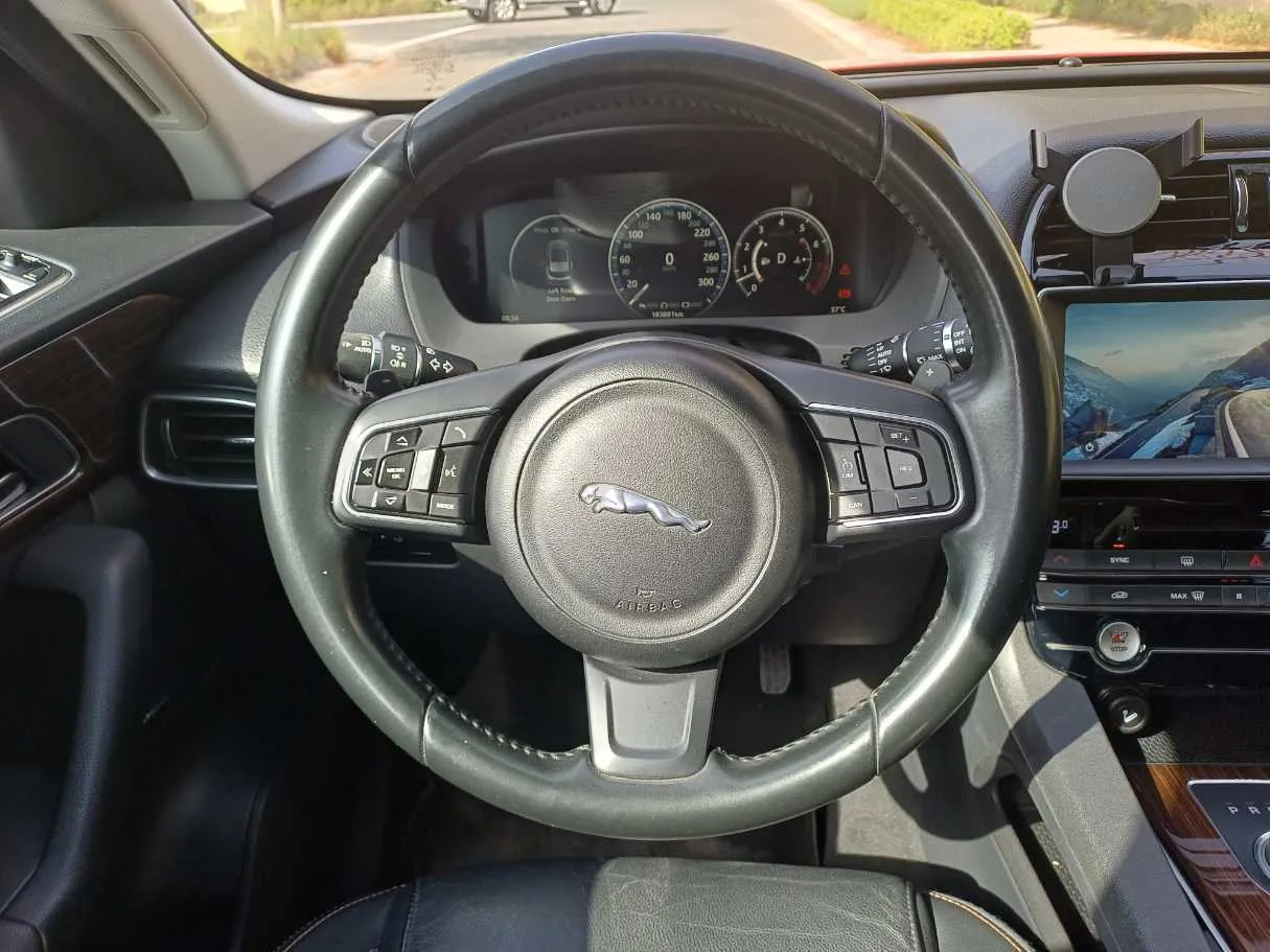 Car image 17