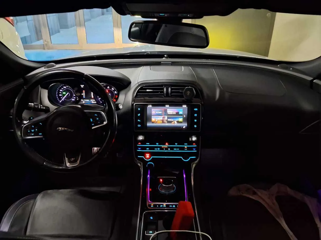 Car image 17